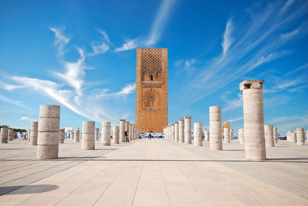 Torre Hassan na praça com colunas de pedra