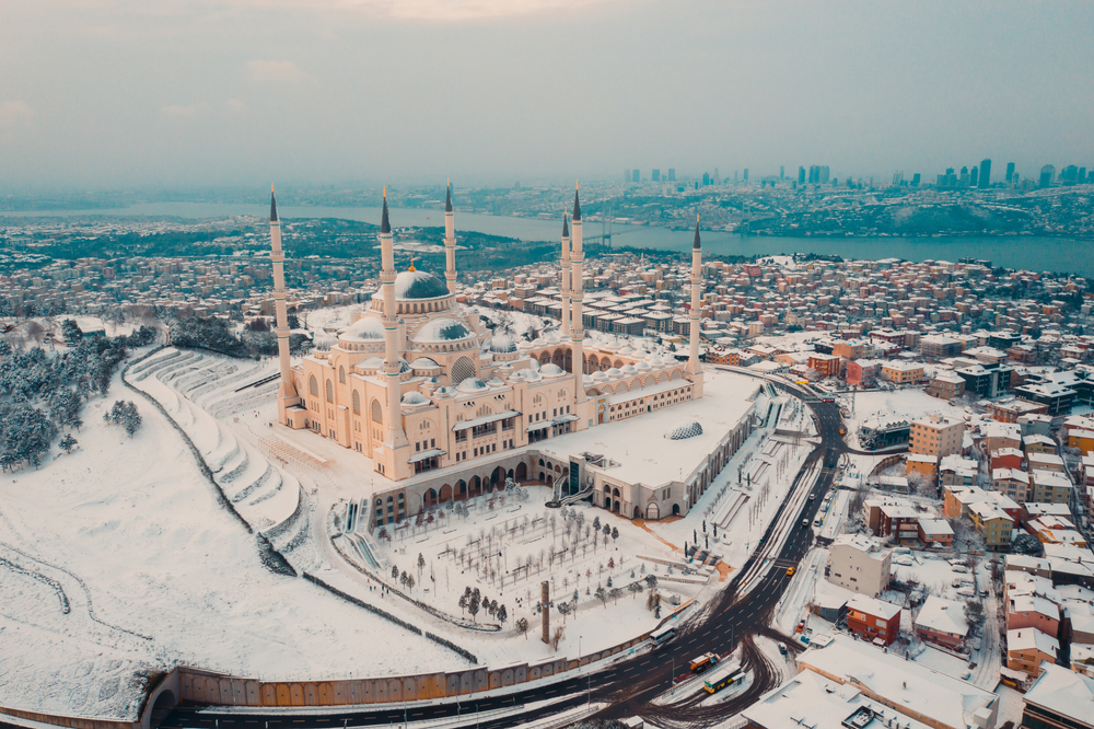 Mesquita Camlica no inverno em Istambul, Turquia