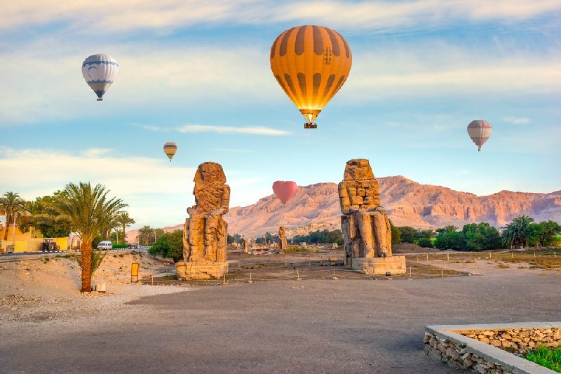 Balões de ar quente sobre os Colossos de Memnon em Luxor