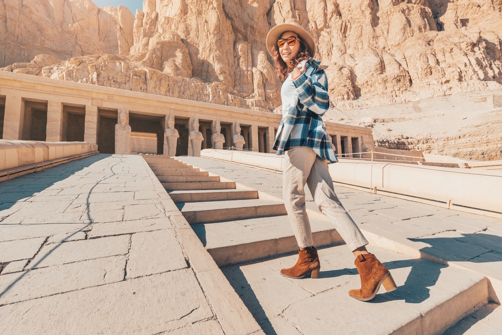 mulher explora as ruínas do antigo Hatshepsut egípcio