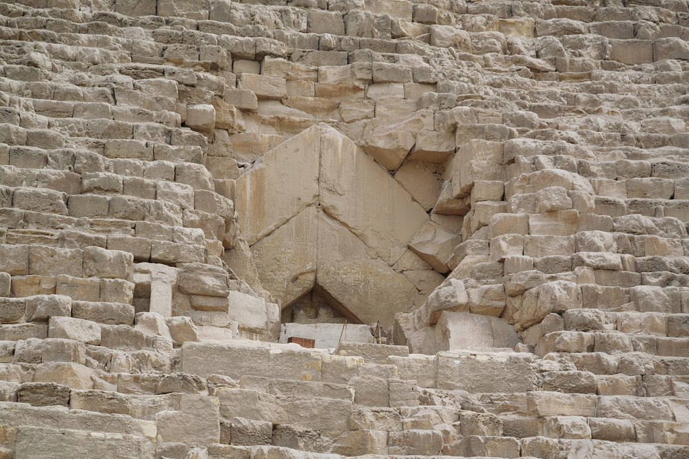 Entrada antiga no interior da Grande Pirâmide de Khufu