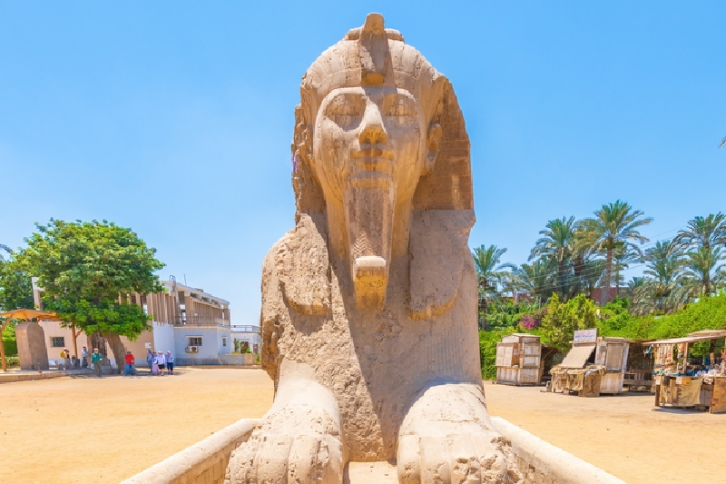 Estátua de Ramesses II em Mênfis