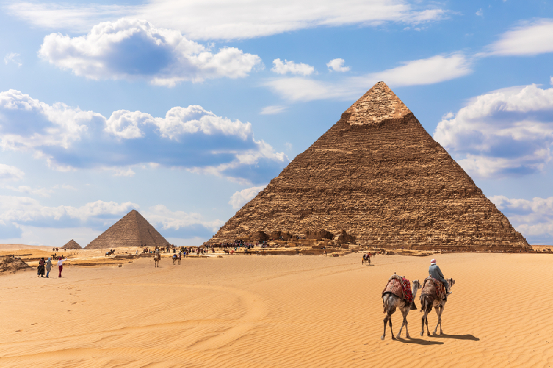 As Pirâmides e os beduínos no deserto de Gizé