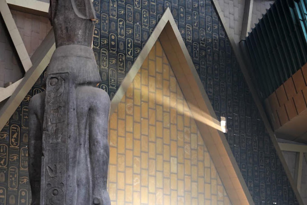 Uma das paredes do Grande Museu Egípcio