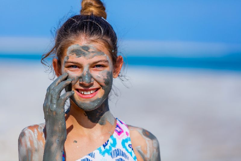 Menina bonita fazendo SPA de lama no Mar Morto