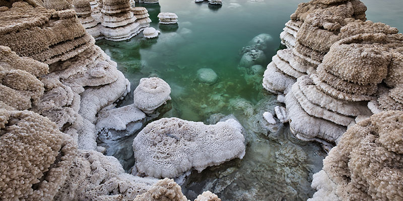 Nascer do sol do Mar Morto com texturas de sal