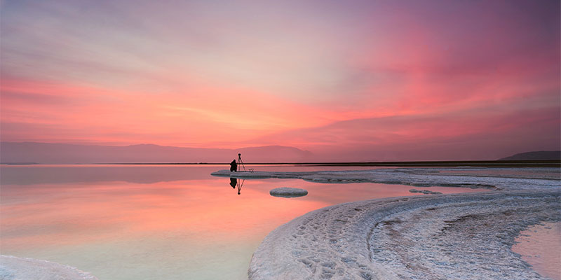 costa de sal no Mar Morto ao nascer do sol