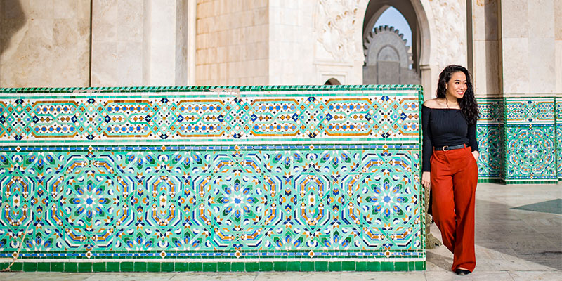 mulher bonita explorando a Mesquita Hassan II